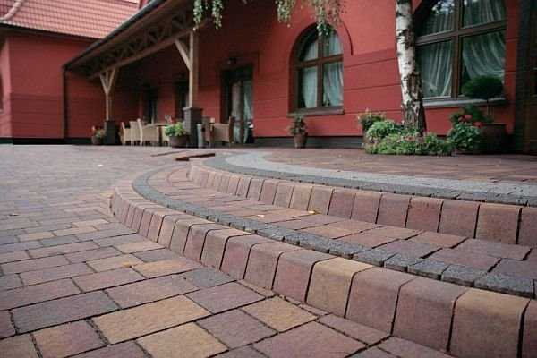 Kilka prostych zasad i włożony w to wysiłek wart jest jednak końcowego efektu, który zadowoli użytkowników ogrodu, a nawet zachwyci jego gości.