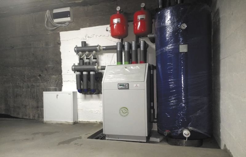Przykład zastosowania gruntowej pompy ciepła w modernizowanym domu z lat 70. XX wieku. Pompa została zainstalowana w miejsce starego kotła węglowego i umieszczona w piwnicy. Dom poddano wcześniej kompleksowej termomodernizacji.