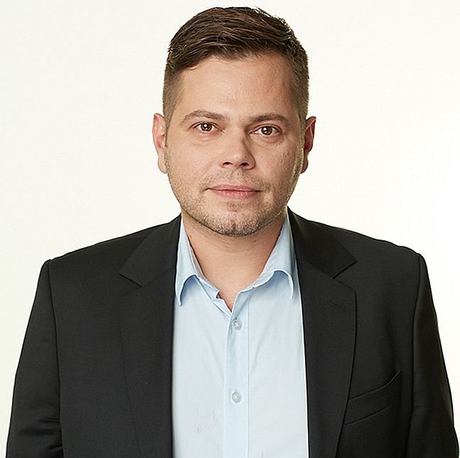 Grzegorz Kostek, Sales Engineer – Electrical Distribution,
Schneider Electric