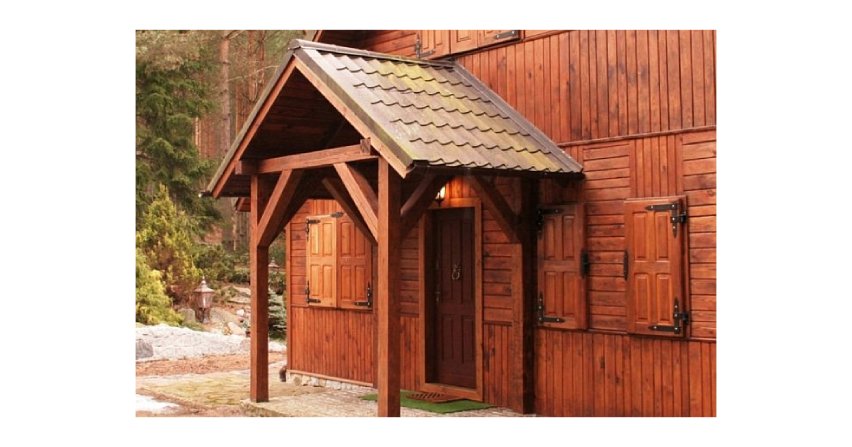 Zadaszenie nad drzwiami zewnętrznymi to inwestycja w ich długoletnią trwałość.
Fot. Zakład Stolarki Budowlanej CAL