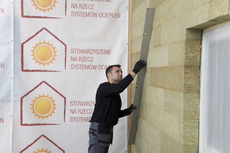Sprawdzanie równości płaszczyzny ściany po naklejeniu na nią termoizolacji; fot. SSO