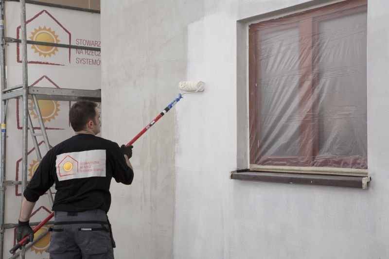 Malowanie ocieplone elewacji farbą elewacyjną przy pomocy wałka; fot. SSO