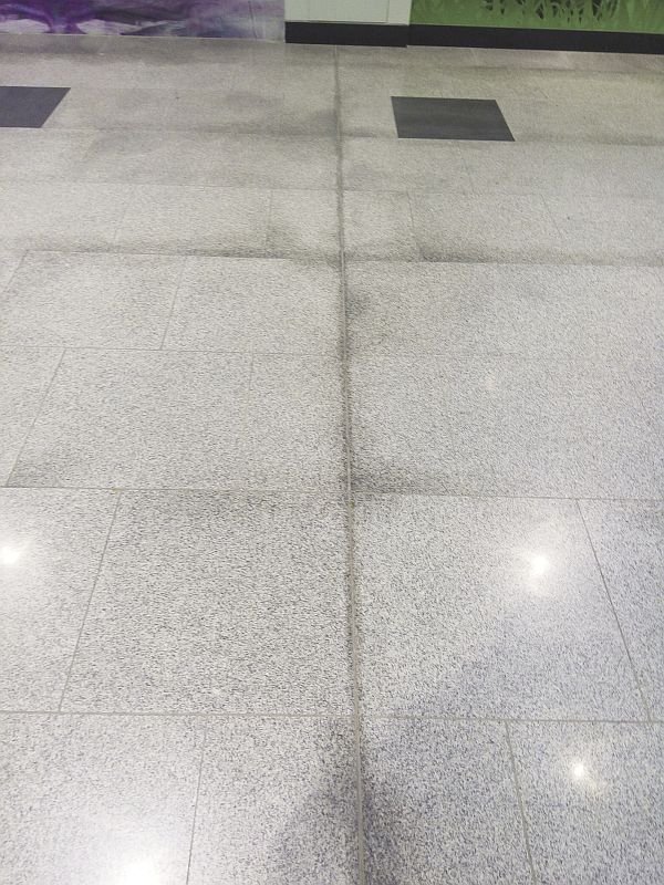 Fot. 1. Skutek spoinowania płyt kamiennych wrażliwych na przebarwienia typowymi materiałami, które nie były przeznaczone do tego typu płyt kamiennych Fot. M. Rokiel