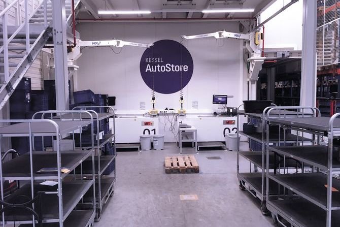 Wydzielona strefa zrobotyzowanego magazynu podzespoł&oacute;w produkcyjnych
Fot. Kessel