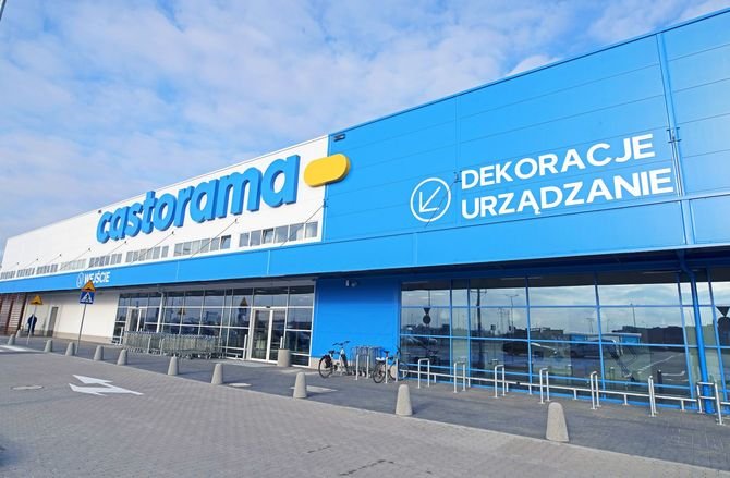 W ofercie Castoramy znajdziemy różne zbiorniki i akcesoria do zbierania deszczówki.