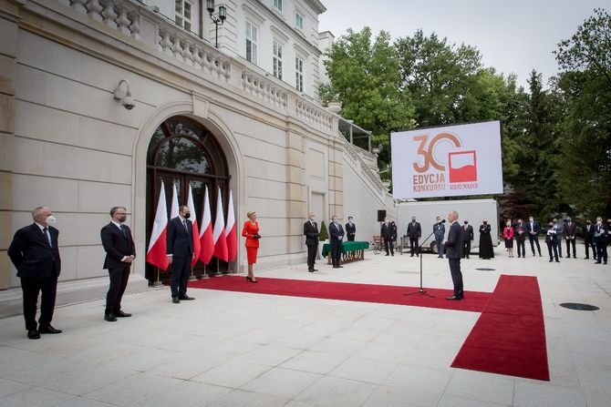 Uroczystość wręczenia listów gratulacyjnych oraz statuetek „Teraz Polska” odbyła się przed Pałacem Prezydenckim.