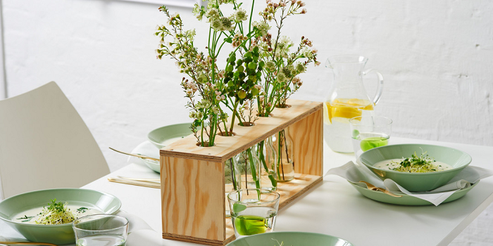 Minimalistyczny, drewniany stojak na kwiaty będzie dobrze wyglądał w każdym wnętrzu.Fot. Bosch