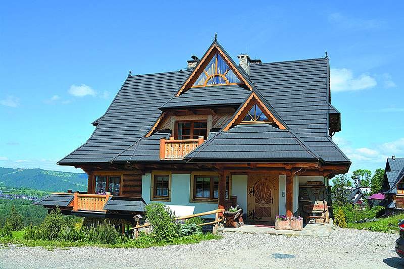 Ciekawą wersją pokrycia są blachodachówki z posypką ze skały wulkanicznej, która zabezpiecza je mechanicznie i termicznie oraz nadaje kolor; fot. Gerard Roofing