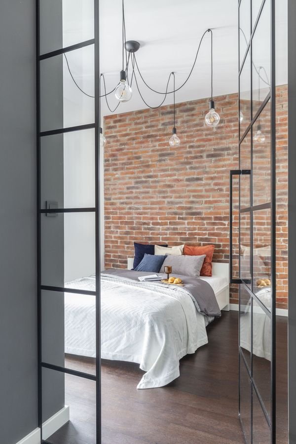 decoroom kawalerka w industrialnym stylu