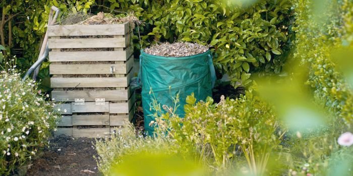 Opadłe liście, rozdrobnione gałęzie i trawa koszona po raz ostatni przed zimą stanowią cenny materiał na kompost; fot. Stihl