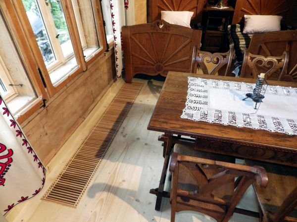 ogrzewanie podlogowe kanalowe podest drewniany