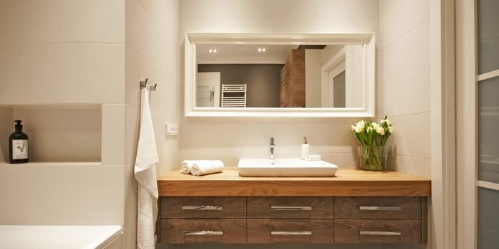 Do oświetlenia łazienki często stosuje się plafony, centralnie zamocowane na suficie, lub niewielkie lampki halogenowe czy LED, umieszczone w suficie podwieszanym, fot. MKdezere