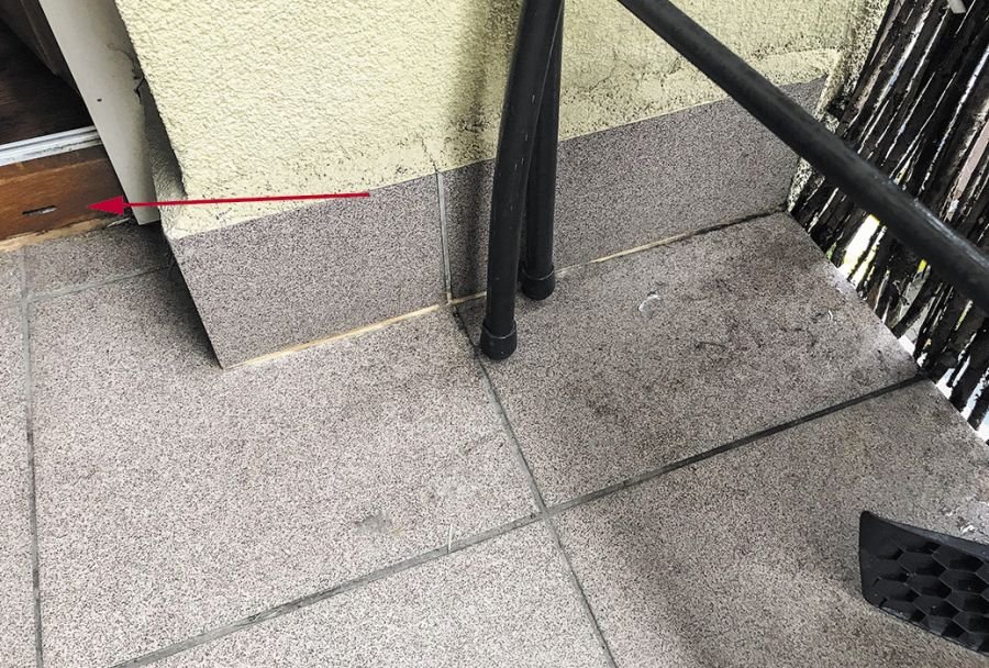 Otwór odpływowy drzwi