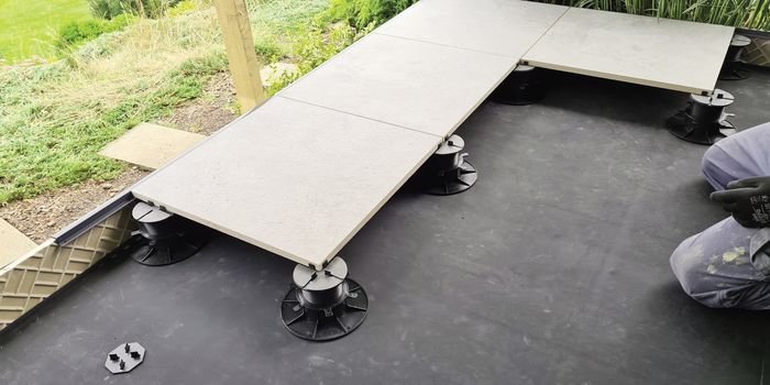 Fot. 1.&nbsp;Posadzka z płyt 60&times;60 cm. Profile Renoplast W20 oraz W20Z zapewniają stabilność płyt w strefie okapowej oraz estetyczny wygląd, fot. Renoplast
