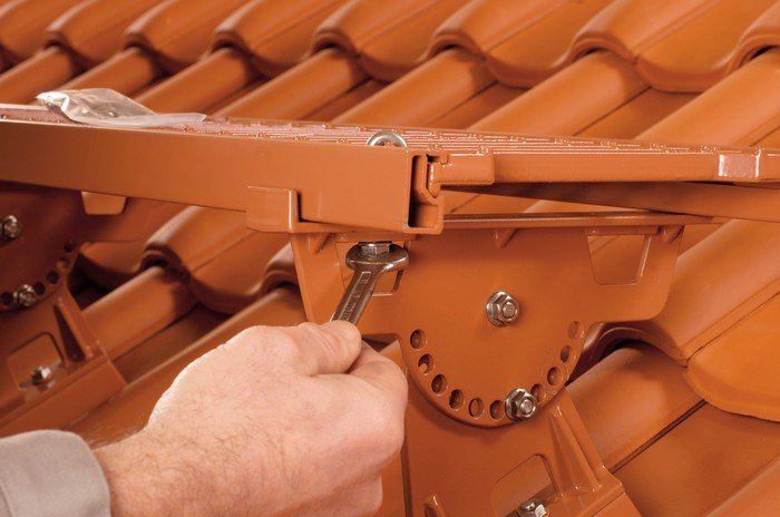 jakosc wybranych produktow wplywa na bezpieczenstwo osob na dachu oraz trwalosc calej konstrukcji dachowej