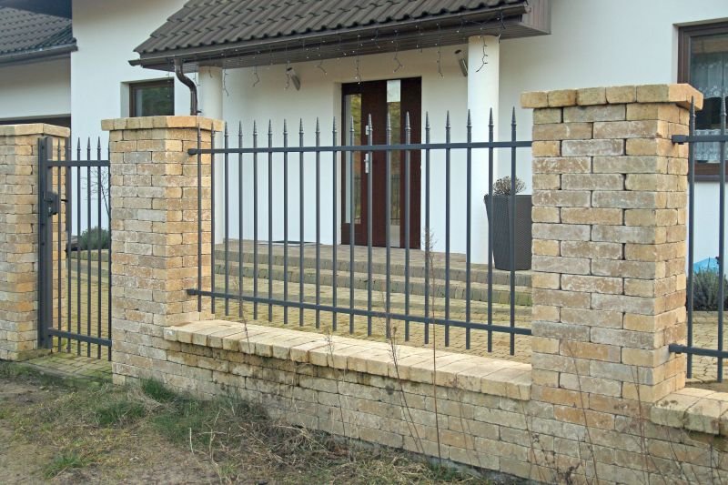 Ogrodzenie z domem