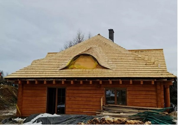 Dom z bali ze stylizowanym dachem