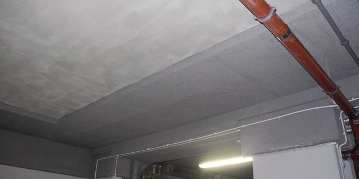 Zabezpieczenie ogniochronne płytami na spoiwie cementowym podciąg&oacute;w konstrukcji żelbetowej, fot. Paweł Sulik