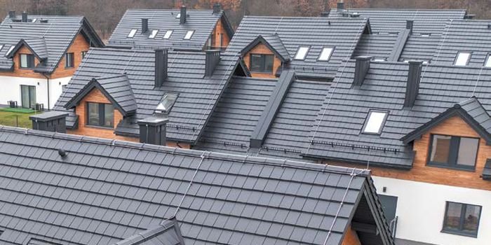 Pokrycia dachowe przede wszystkim powinny być trwałe i gwarantować nam oraz konstrukcji dachowej bezpieczeństwo.&nbsp; Dach&oacute;wka ceramiczna, fot. Creaton