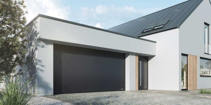 Brama garażowa to jeden z ważniejszych element&oacute;w architektury budynku łączący jego wnętrze z otoczeniem. Fot. FAKRO