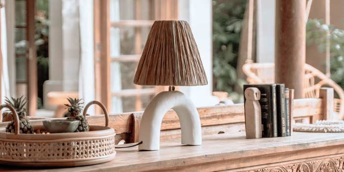Klosz lampki Monnarita Mahalo jest wykonany ręcznie z trawy morskiej, a podstawa z białej terakoty. Fot. Monnarita
&nbsp;