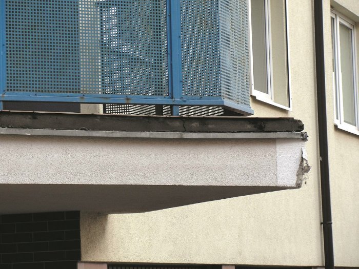 Kruszący się tynk na balkonie
