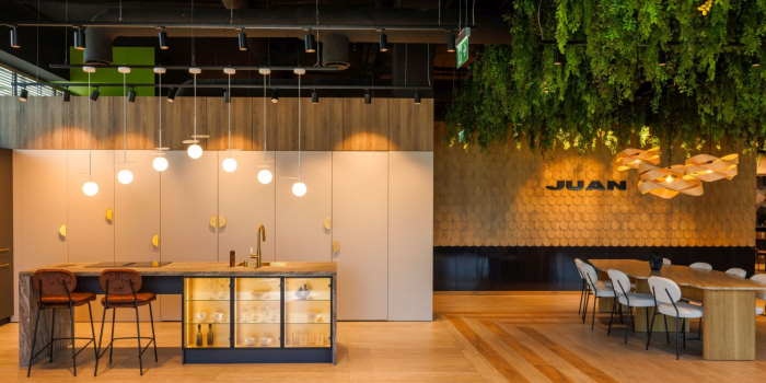 Nowy showroom oferujący płyty meblowe i materiały wykończeniowe już otwarty. Fot. JUAN