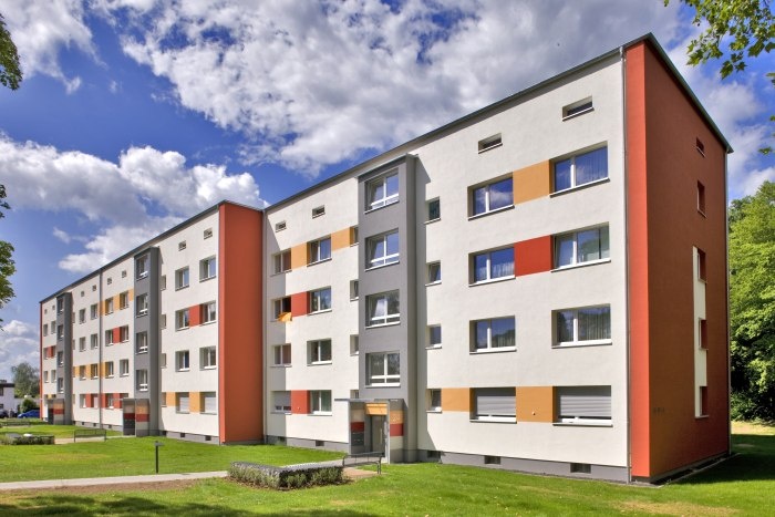 Jak, czym i kiedy malować fasadę swojego domu? fot. Caparol