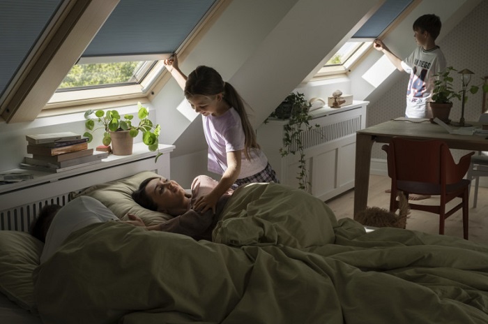 Nowe, wewnętrzne rolety elektryczne i solarne VELUX