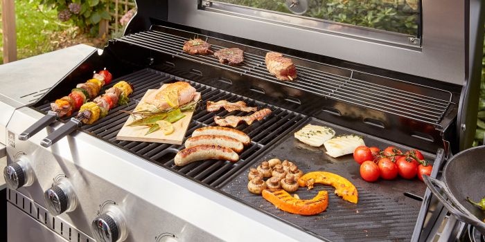 Grill i kuchnia ogrodowa &ndash; jak urządzić funkcjonalne miejsce do gotowania na świeżym powietrzu? Fot. Leroy Merlin