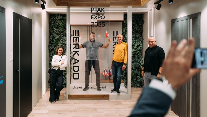 zwiedzający na targach na stoisku erkado