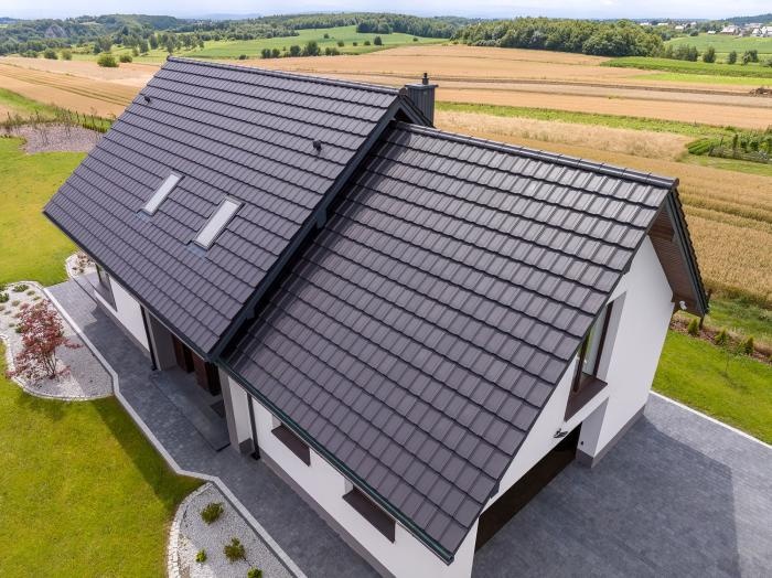 ciemna dachówka widziana z góry na białym domu