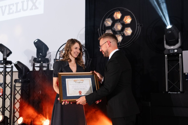 przekazanie nagrody dla Velux Polska