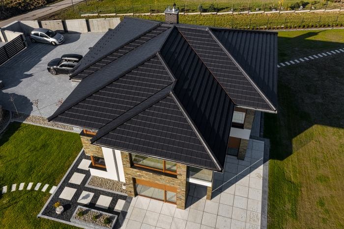 posesja i ciemny dach widziany z góry