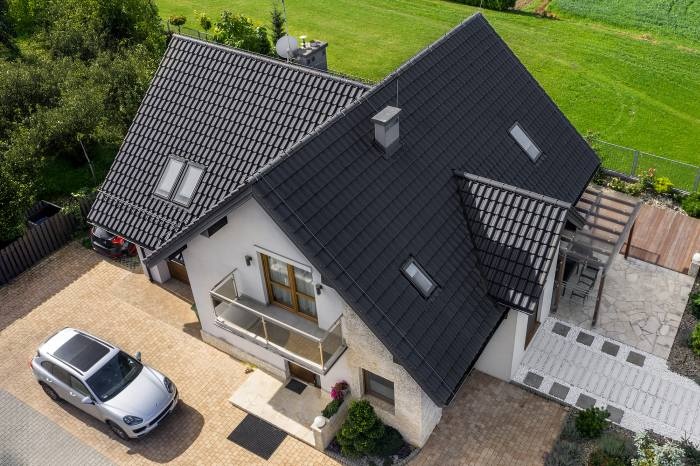 posesja i ciemny dach widziany z góry