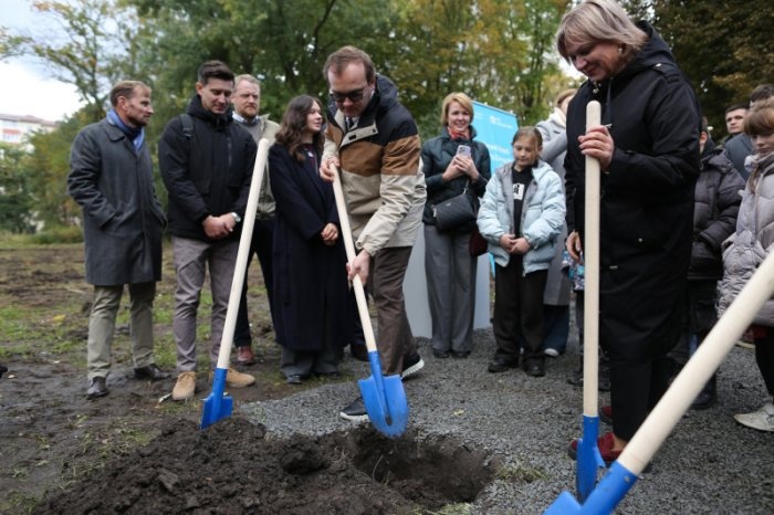 grupa osób z łopatami