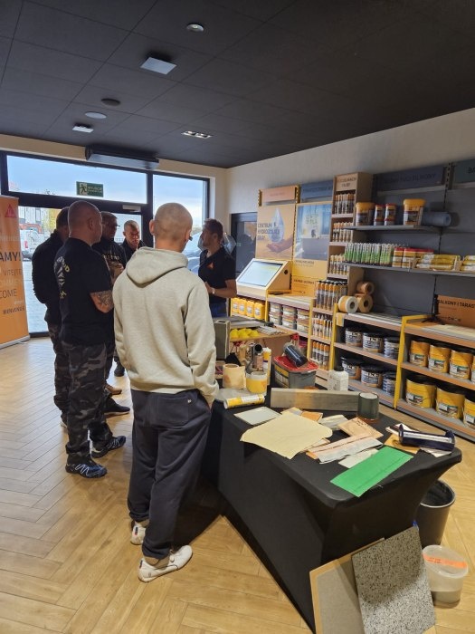osoby zwiedzające centrum hydroziolacji sika