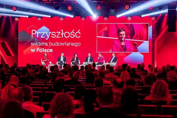 Debata w hali konferencyjnej o przyszłość sektora budowlanego w Polsce na 35 firmy Velux 
