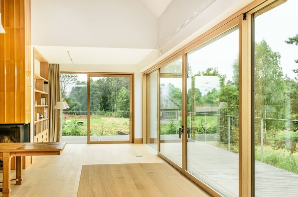 INNOVIEW łączy naturalne piękno drewna z nowoczesną elegancją aluminium, nadając domowi prestiżowy charakter