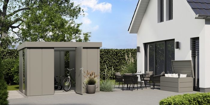 Nowoczesny i elegancki charakter domku Juno Design podkreślają szerokie, pionowe segmenty ścian
