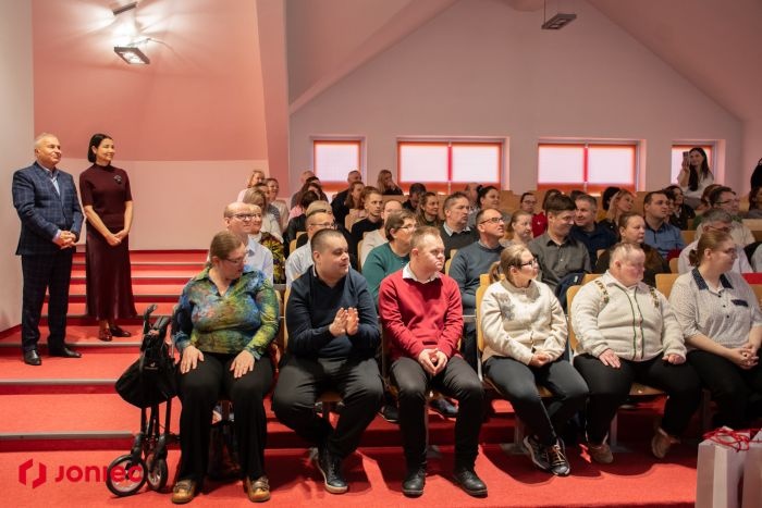 grupa osób na widowni na finale konkursu plastycznego