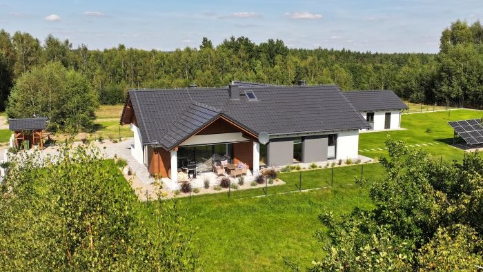 widok domu jednorodzinnego i trawnika z góry