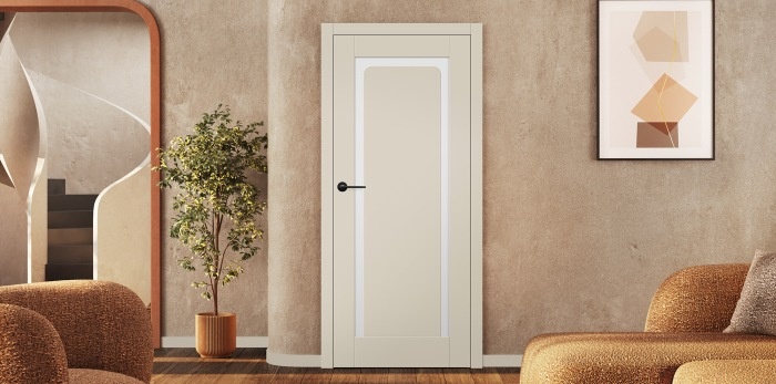 jasne drzwi wewnętrzne na piaskowej ścianie