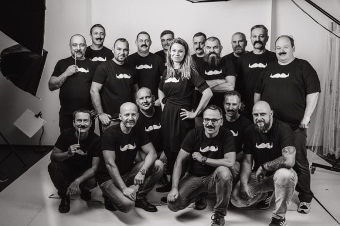 czarno-białe zdjęcie grupowe osób ze sztuczny,mi wąsami
