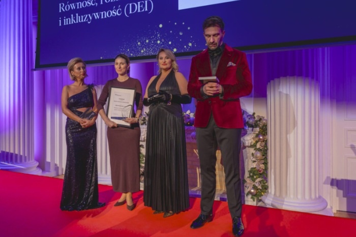 cztery osoby na scenie podczas gali