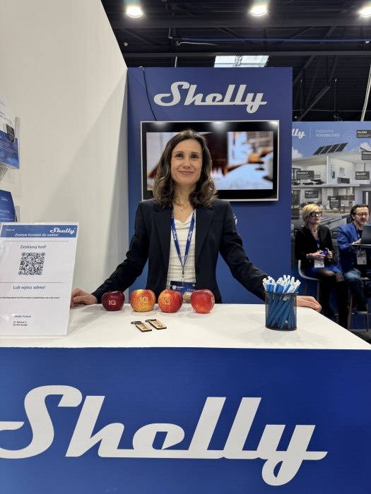 uśmiechnięta kobieta na stoisku Shelly
