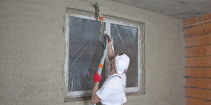 Fot. Narzucanie tynku maszynowego agregatem, fot. Baumit