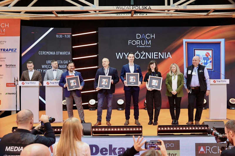 kilka osób z wyróżnieniami na scenie