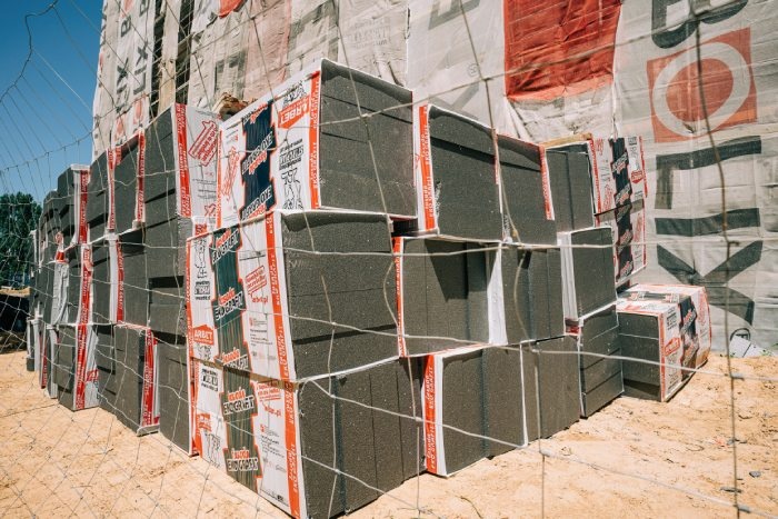 Porowata struktura styropianu EPS z widocznymi zamkniętymi komórkami powietrza