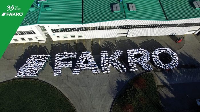 napis fakro przed budynkiem